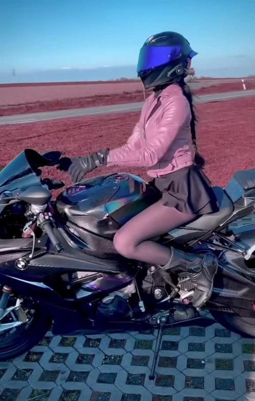 我被美女骑手包围了!Steam爆款游戏体验分享