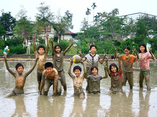 乡村生活的快乐暑假游戏：和小伙伴一起的夏日冒险