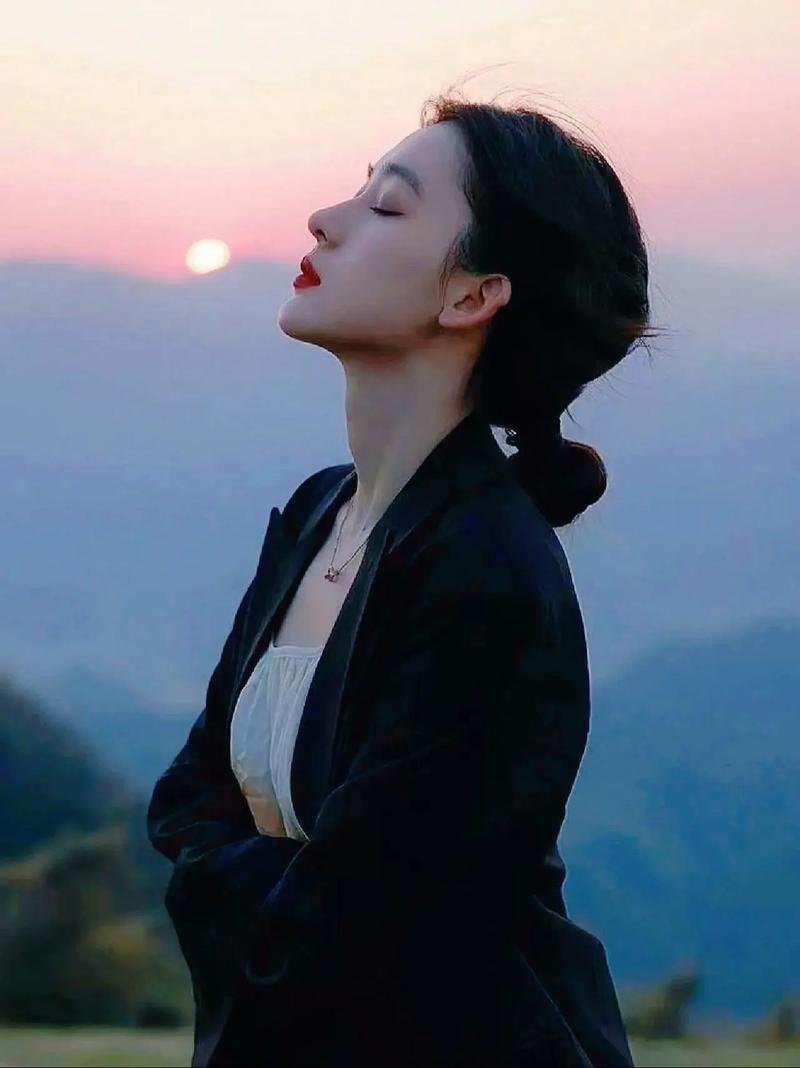 百看不厌的脆弱女性图片:高清头像壁纸推荐