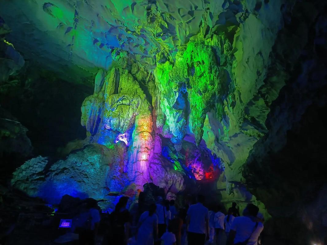 洞穴探险去哪里好玩？国内这几个地方值得去！