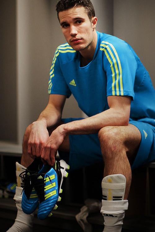 范佩西打篮球?揭秘足球明星的隐藏篮球天赋!