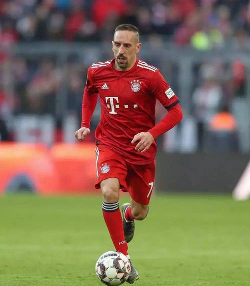 范佩西打篮球?揭秘足球明星的隐藏篮球天赋!