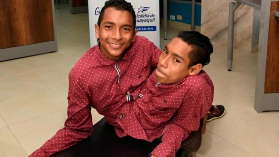 GW2游戏玩家奇葩行为：连体人横行闹市引热议