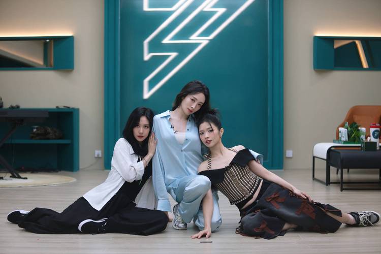 和姐姐一起的夏天3369acG安卓版下载：玩家都在这里下载