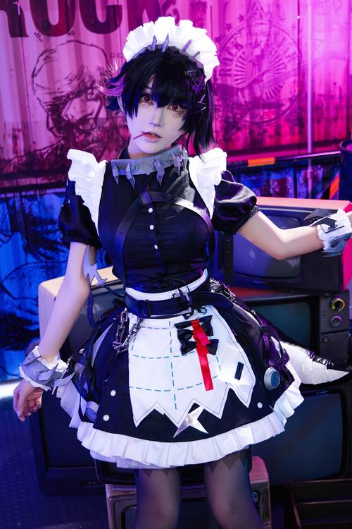 新婚妻子Cosplay最新版本：宅家也能玩转角色扮演