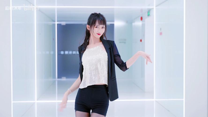 庭树沐年官网:最新写真及视频资源一览