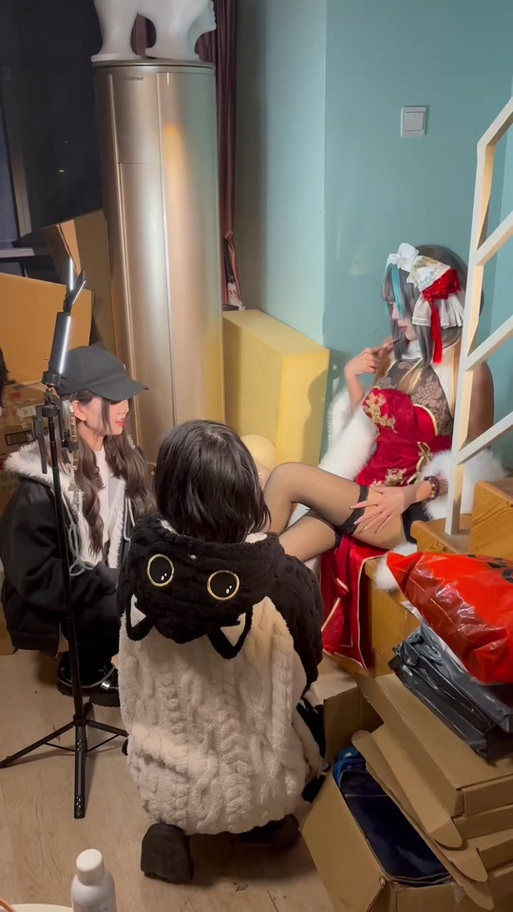 新婚妻子Cosplay最新版本：宅家也能玩转角色扮演